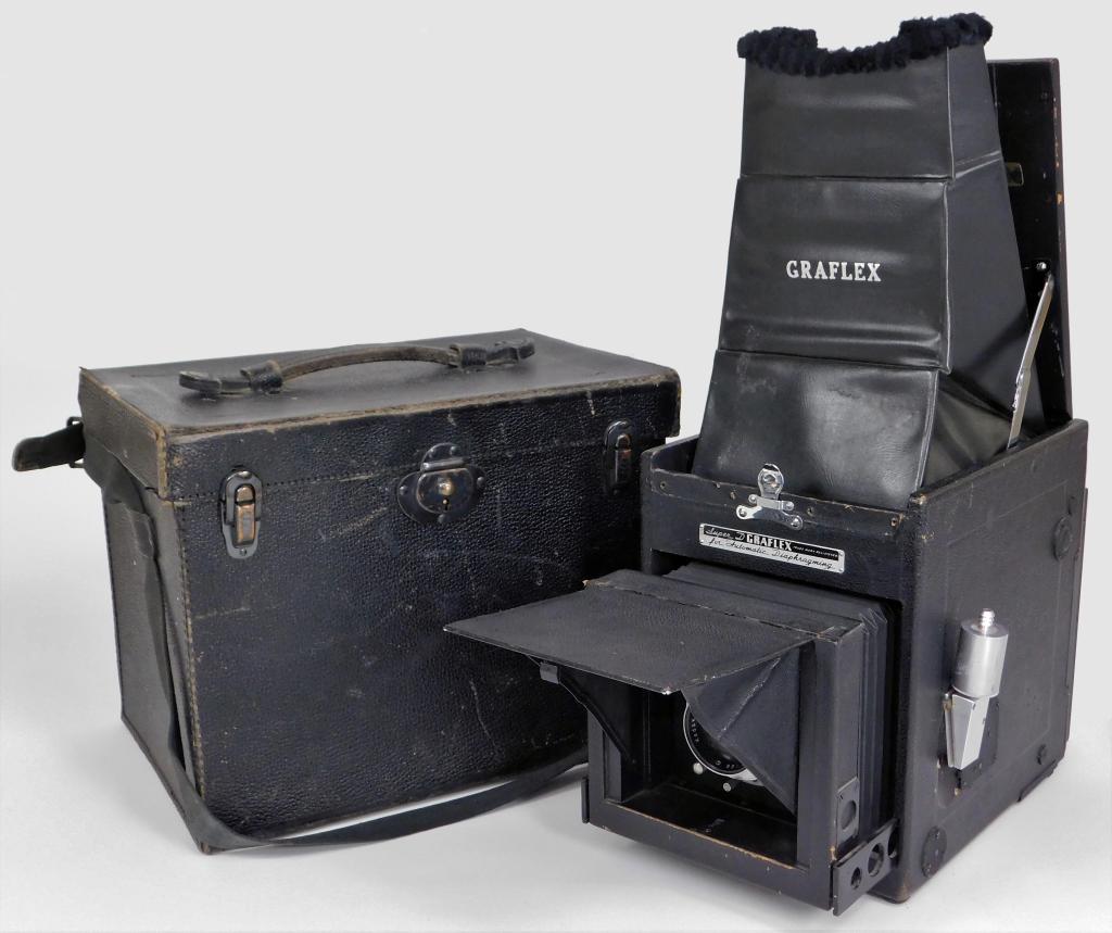 Graflex Super D 4x5 folding Camera: Graflex Super D 4x5 folding camera, Kodak Ektar 190mm f/5.6 lens, circa 1947, with film pack adapter in original fitted leather case.