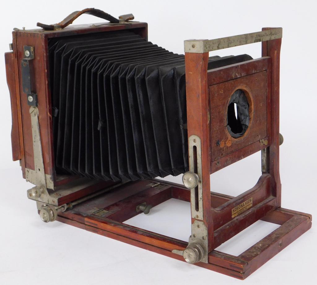 Gundlach Korona View 5x7 Camera: Gundlach Manhattan Korona View 5x7 camera, circa 1910. No lens, cracked bellows.