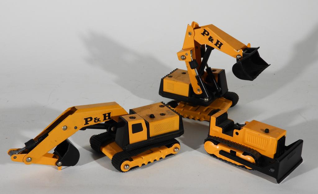 3PC Tonka Made in Japan Steel Excavator Dozer Toys: Japan.Circa 1975 Group includes a single piston excavator, duel piston excavator, and mini bulldozer. Duel piston excavator missing a tread, otherwise all appear to be in near mint condition with ligh