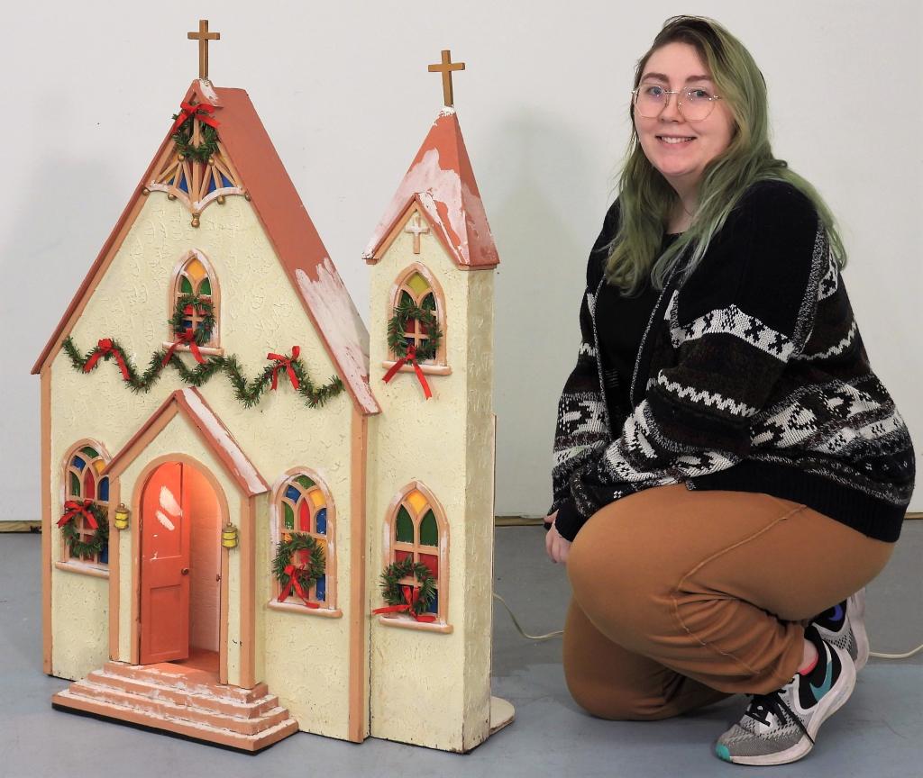 Providence Outlet Store Doll House Window Display (1 of 6)