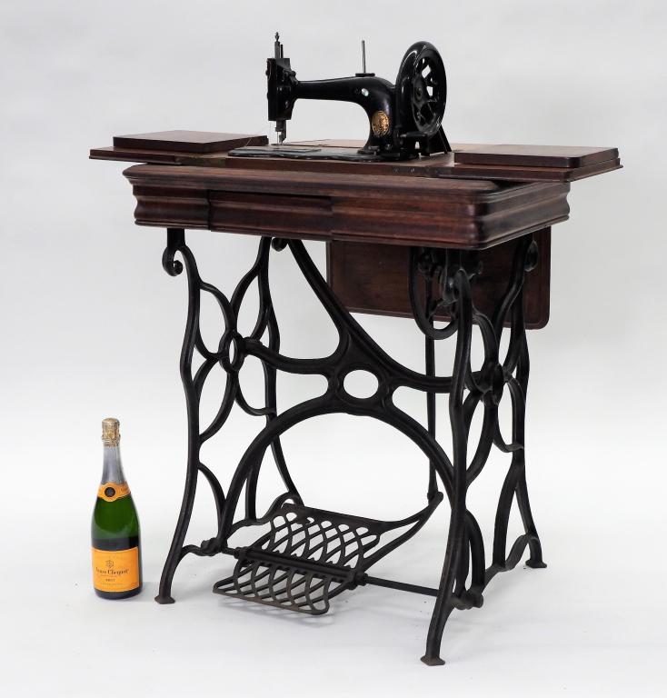 19C Singer Sewing Machine (1 of 12)