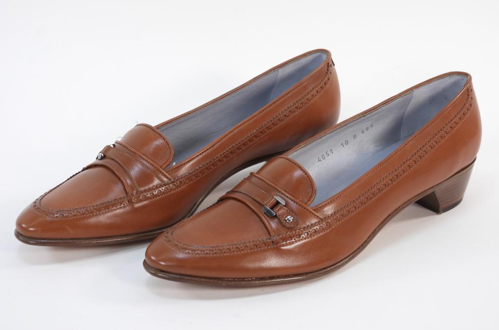 Gravati Arthur Beren Imperia Leather Loafer sz 10m: Tan Scotland calf leather loafers with pale blue interior sole, scalloped detailing, and short wood heel. Guaranteed authentic with original box and dust bag. Leather,Size 10M Shoes marked "Gravati pe