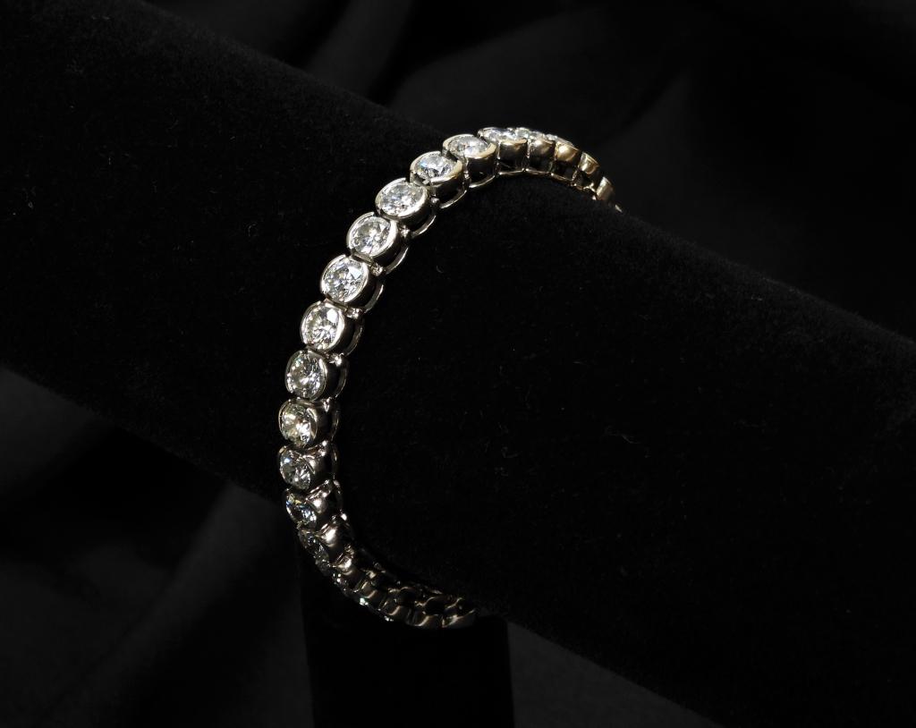 Lady's 18K Gold & Diamond Tennis Bracelet 16CT (1 of 9)