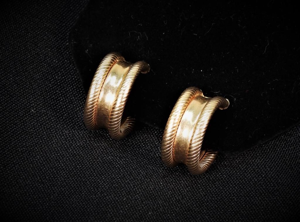 Lady's 14K Gold Hoops Earrings (1 of 8)