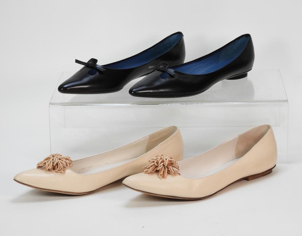 2PR Marc Jacobs Leather Flats Sizes 10M & 40: Includes a pair of size 40 black pointed leather flats, and a pair nude pointed toe flats with suede pompom embellishments. Guaranteed authentic with original boxes and dust bags. Leather,Black size 4