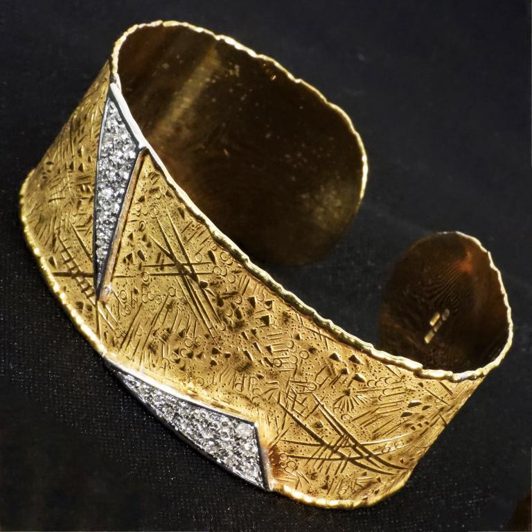 Aesthetic 18K Gold & Diamond Cuff Bracelet (1 of 10)