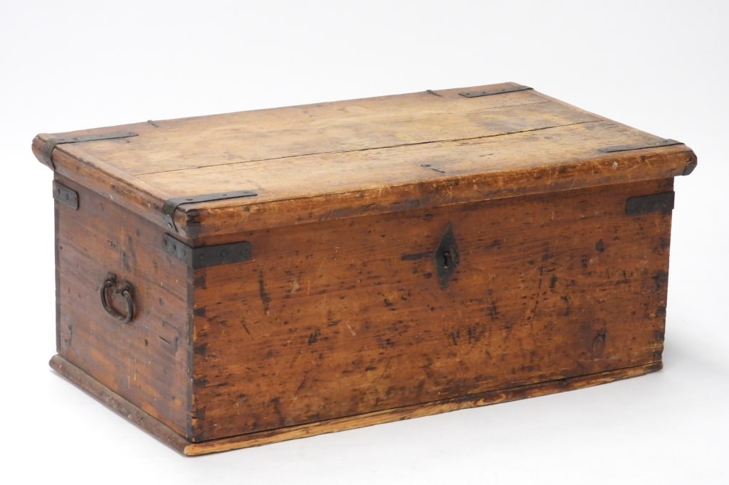 Early American Pine Blanket Box (1 of 10)
