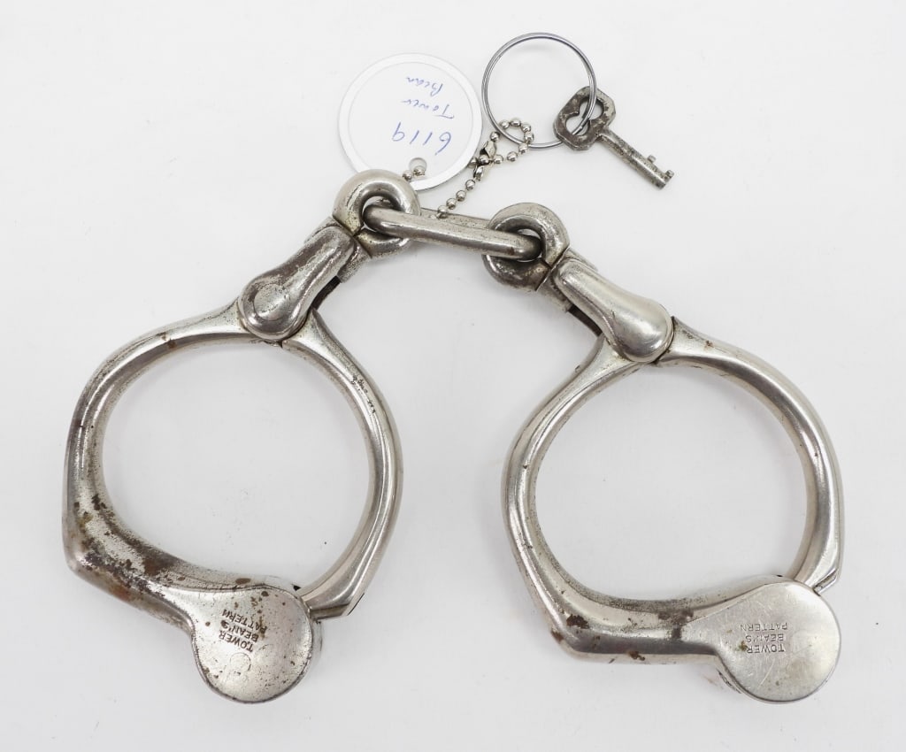 Tower Bean Pattern Steel Police Handcuffs (1 of 7)