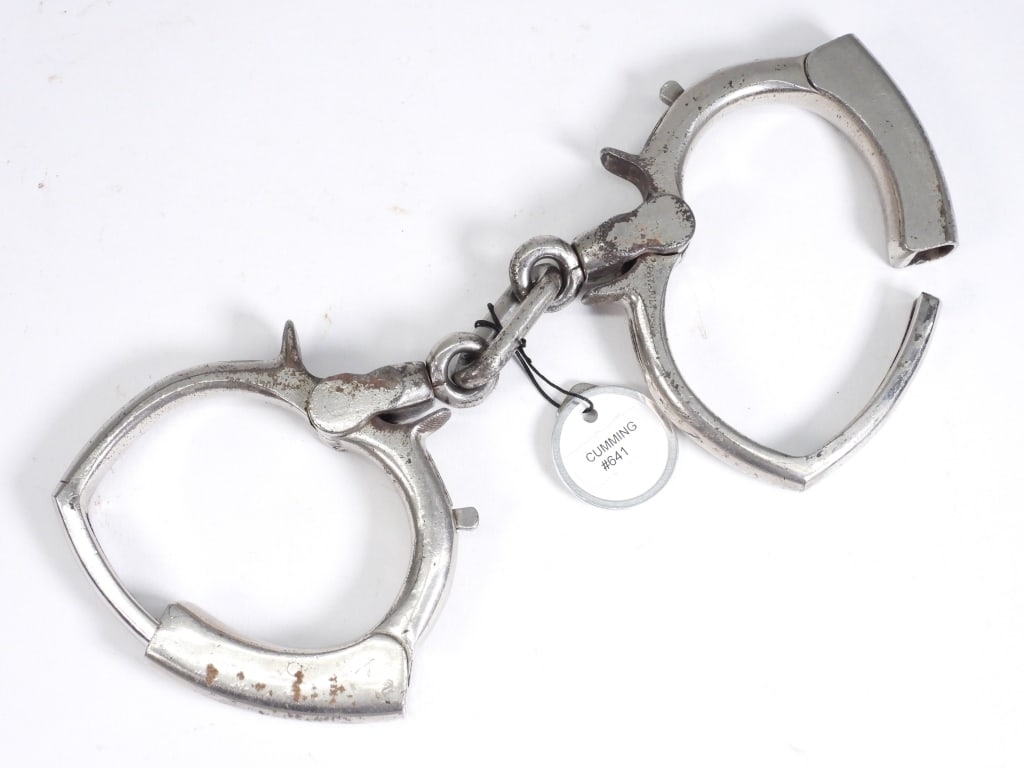 Cumming Antique Long Link Police Handcuffs (1 of 11)
