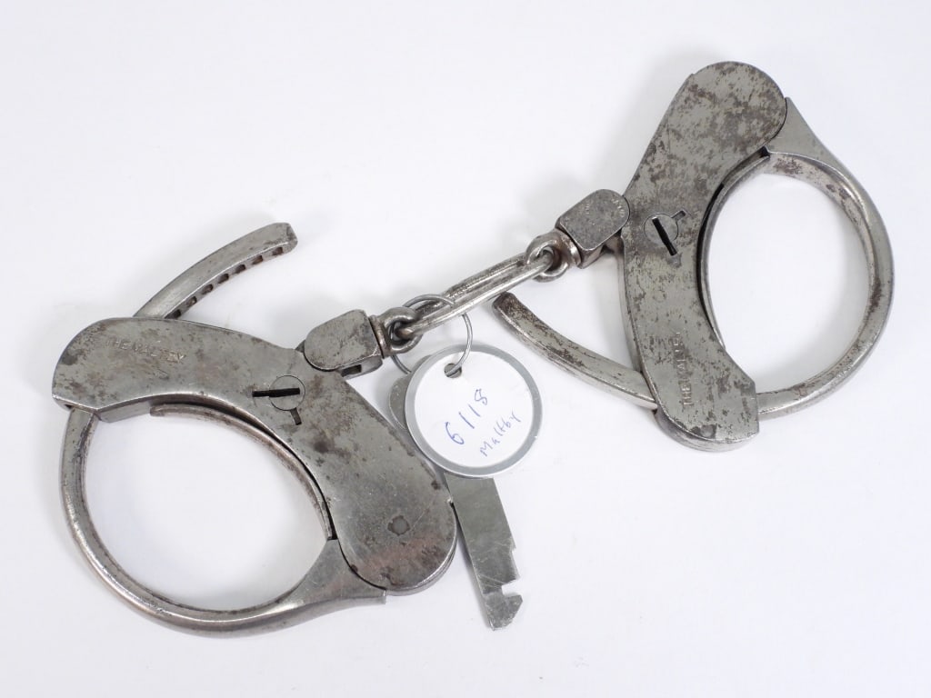 Mattatuck Maltby Detective Handcuffs (1 of 11)