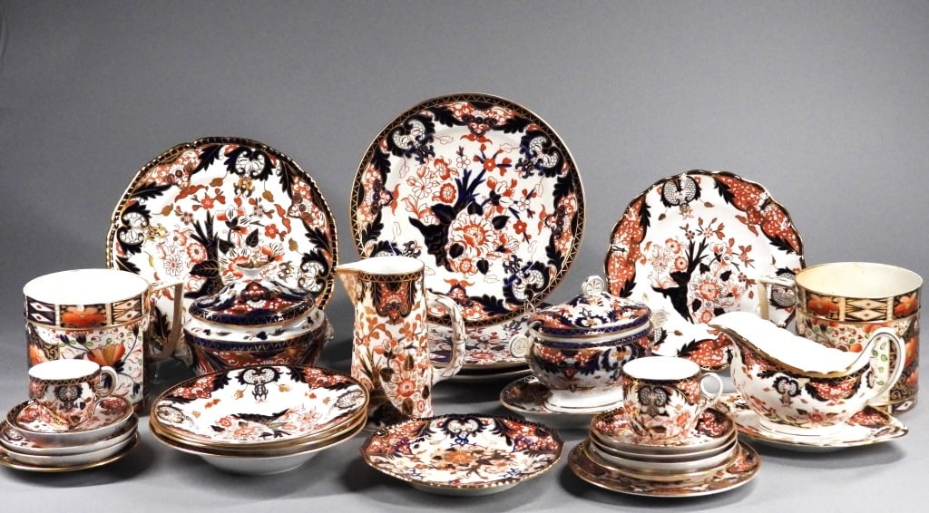 29PC Royal Crown Derby King Imari Dinner Service: England,20th Century Includes a covered jar, a lidded tureen with under plate, a gravy boat with under plate, two cider jugs, a pitcher, nine saucers, three dinner plates, three bowls, three plates wi