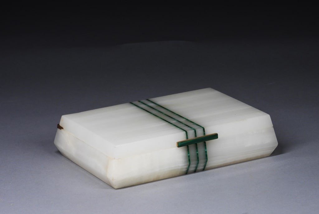 Henry Griffith & Sons Art Deco Agate Malachite Box: England,20th Century White rectangular alabaster jewelry box with three thin malachite inlay stripes and malachite pull. Henry Griffith & Sons was established in 1850 with a focus on crafting fine jew