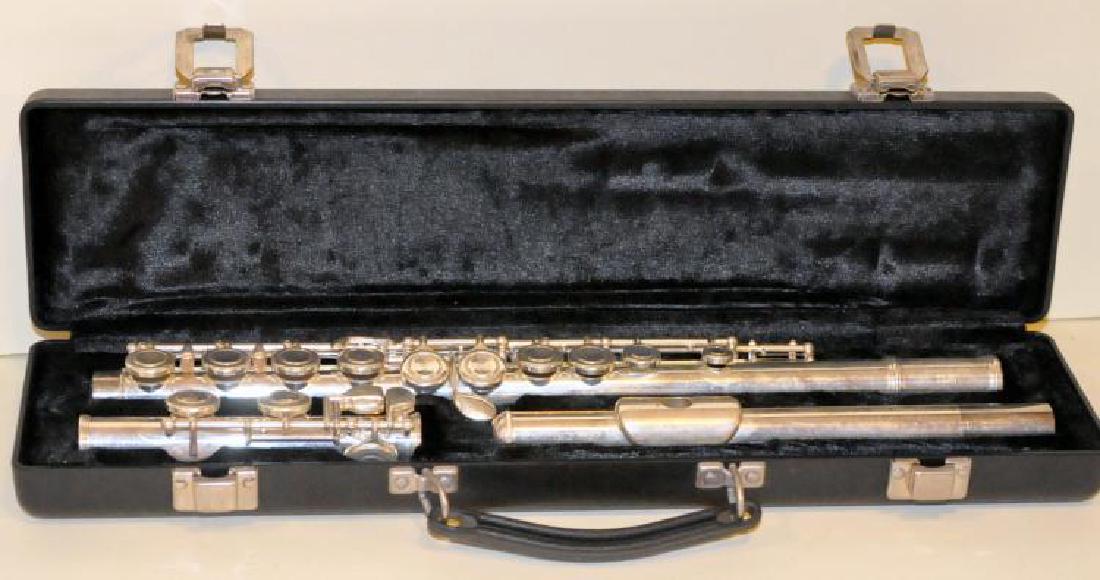 Flute Gemeinhardt case instrument (1 of 3)