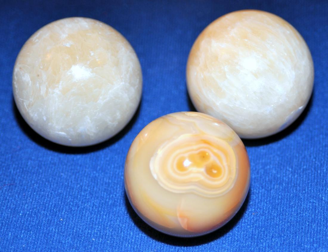 Onyx spheres color peach (1 of 3)