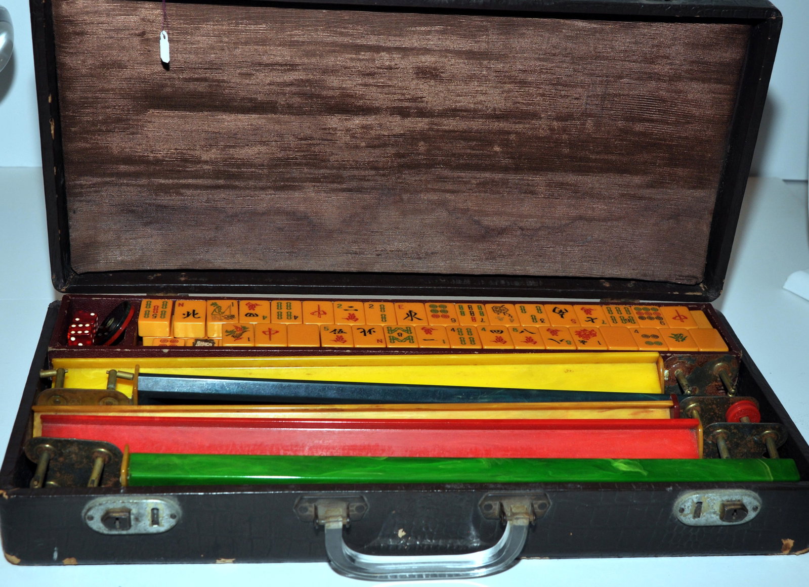 Mahjong set vintage original box: Great old mahjong set with original box as shown. Filled with all the necessary items for playing mahjong. Appears to be bakelite and in basically good condition for its age. Perfect for staying home 