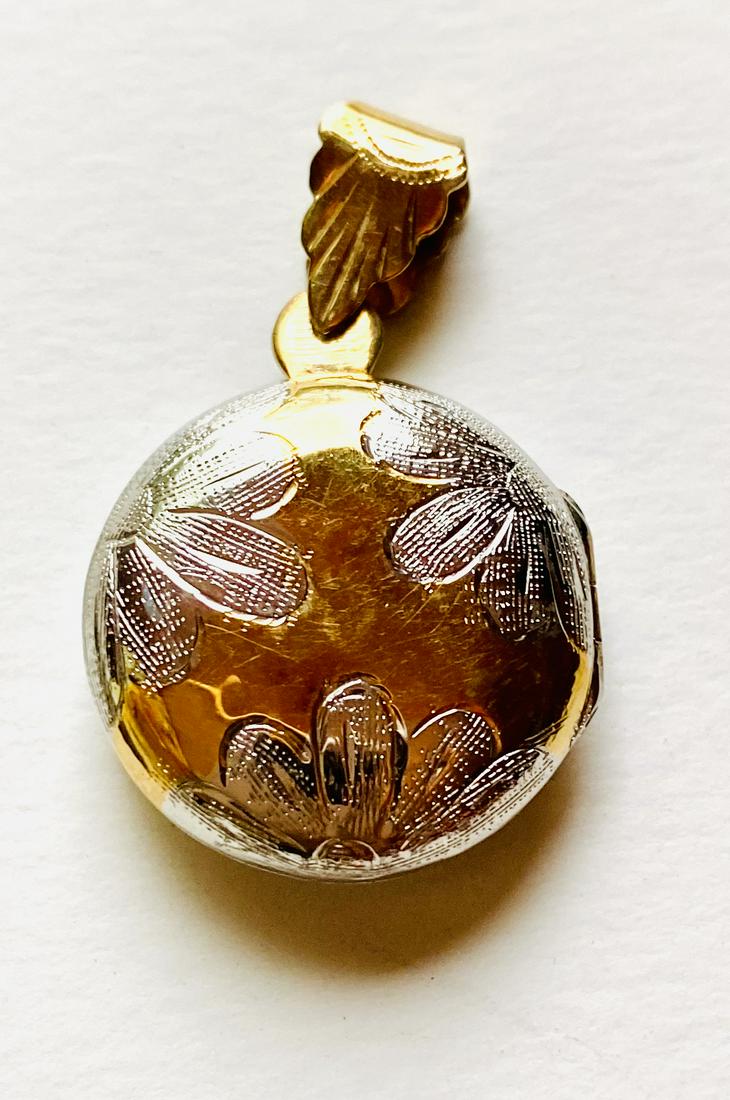Sterling locket vermeil pendant: Marked 925 gold/silver locket about size of nickel in nice condition.