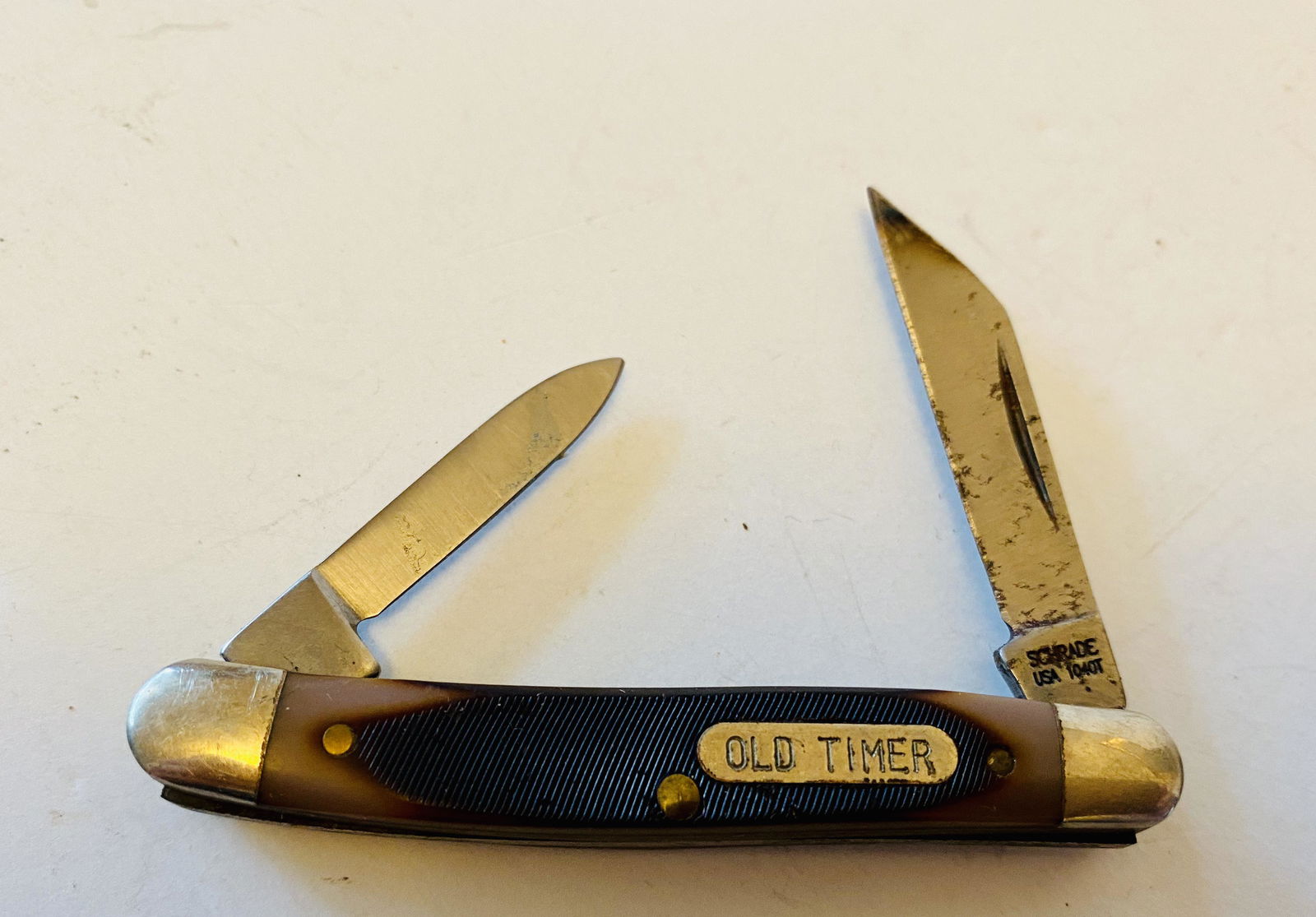 Vintage Schrade Old Timer pocket knife: Antique Schrade Old Timer pocket knife with horn handle, 2 blades and the Old Timer tage on knife - About 3 inches long