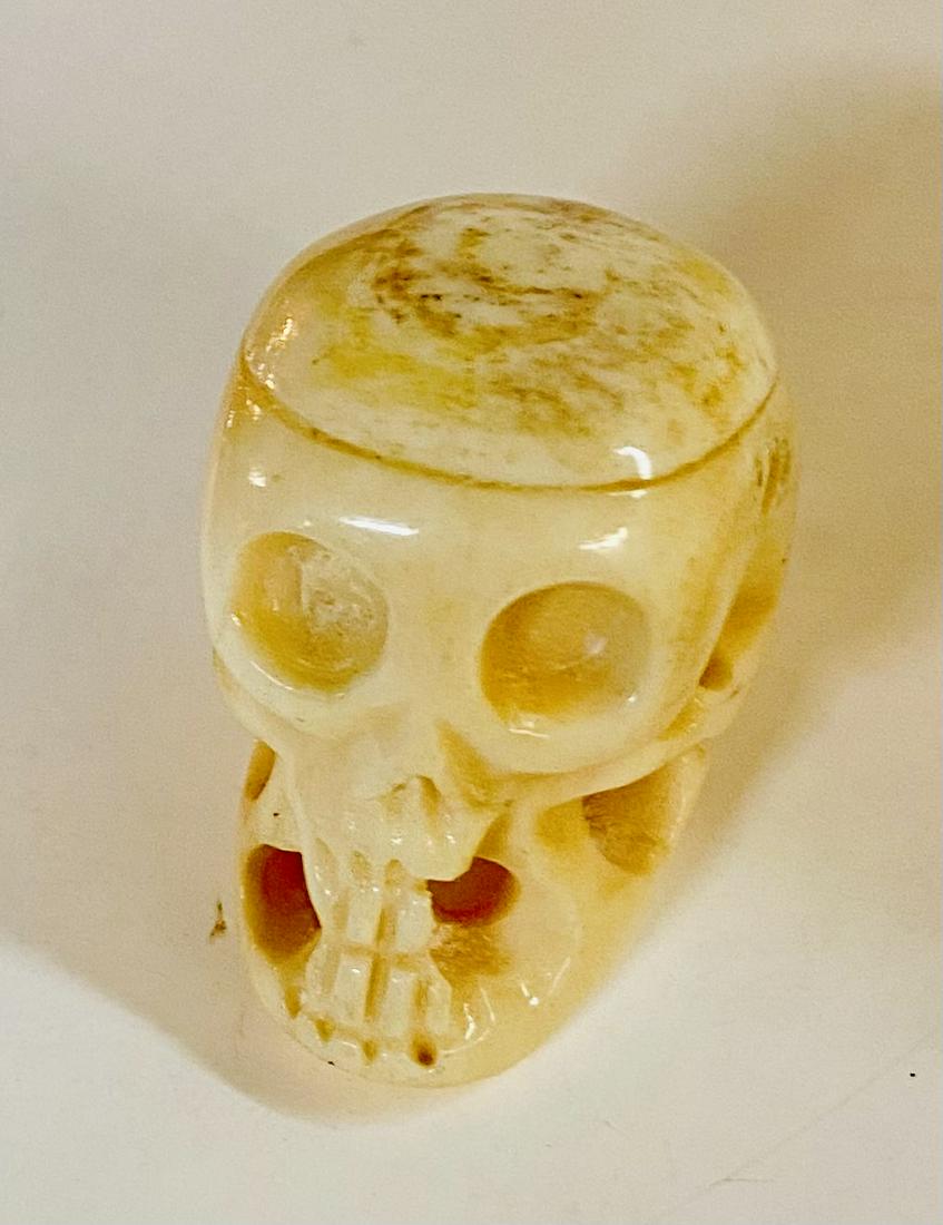 Bone carved skull head: Hand carved bone skull head about 1 1/3 inch diameter and in good condition
