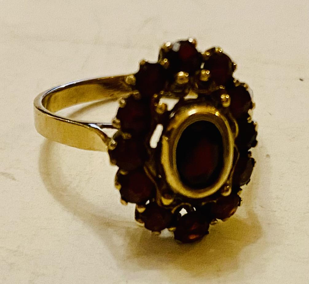 Garnet vintage ring gold: Vintage garnet gold ring with central stone and surrounding garnets - good condition