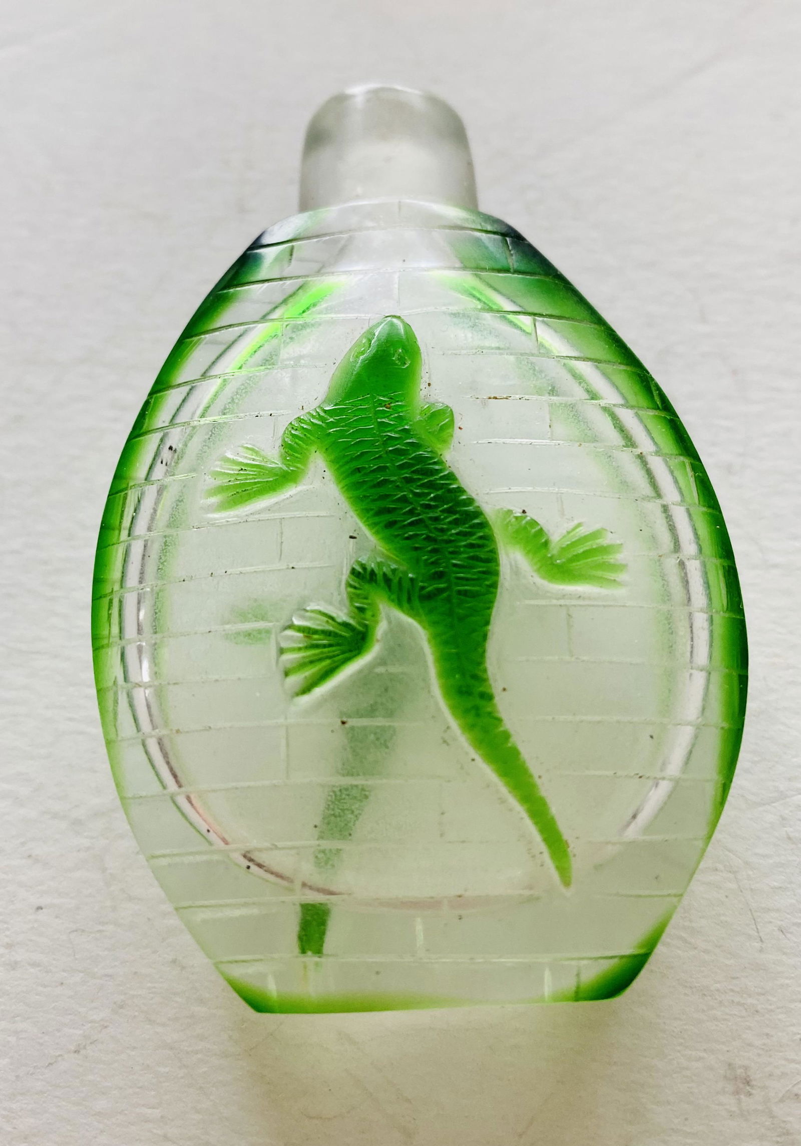 Lizard Peking glass perfume bottle: Peking glass perfume/snuff bottle with lizard in emerald green - great condition and about 3 inches high