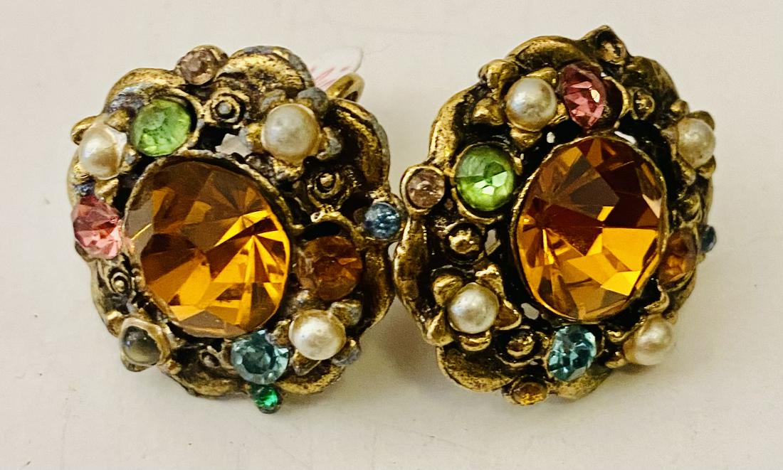 Costume stone earrings screw back (1 of 3)