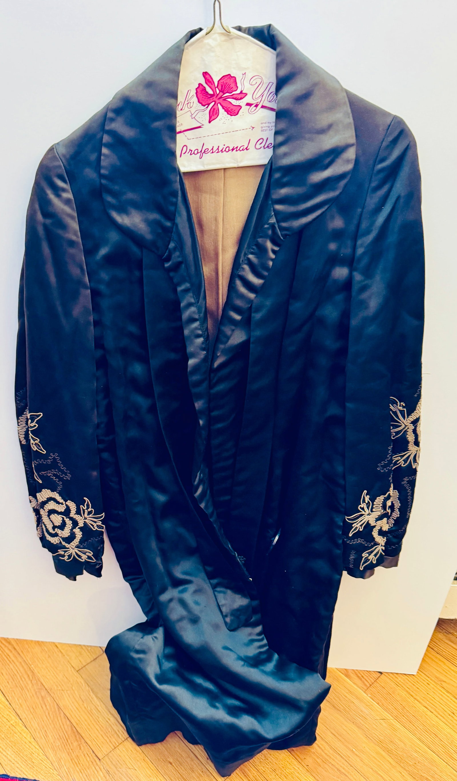 Henry Morgan couture gown with embroidery vintage: Henry Morgan label couture black lined gown with embroidery on different parts of this robe. Nice condition and probably size 10 . Little fading on neck area but looks very beautiful and ready to enjo