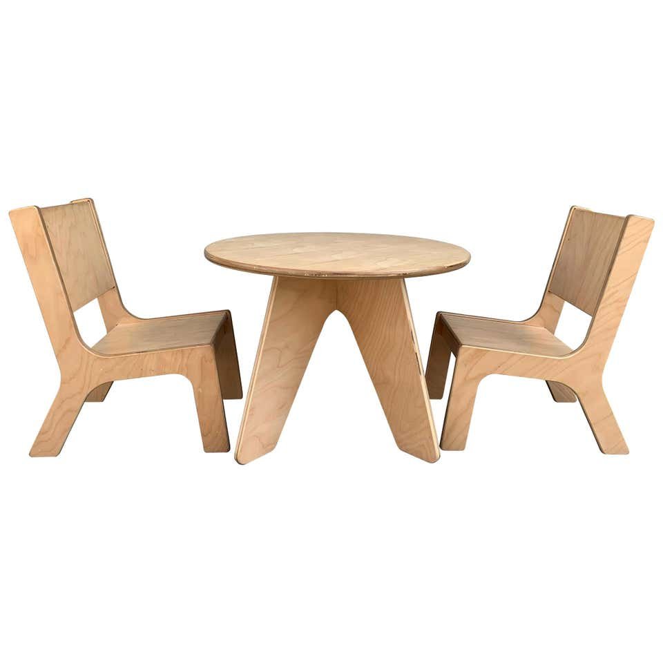 Toddler Table and Chair Set by Sodura: Beautiful table and chair set designed and manufactured in the USA by Sodura and part of their Eero collection.The set consist of 1 round table and 2 chairs, perfect for toddlers age 2 and up.The set