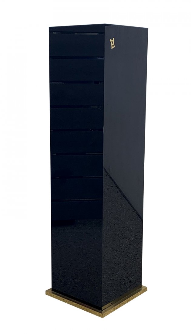 Smoked Lucite & Brass Pedestal: Vintage pedestal to diplay sculptures or other art, executed in smoked lucite with a silod brass base. The pedestal is like a piece of art, the combination of materials flows very well, the brass trim