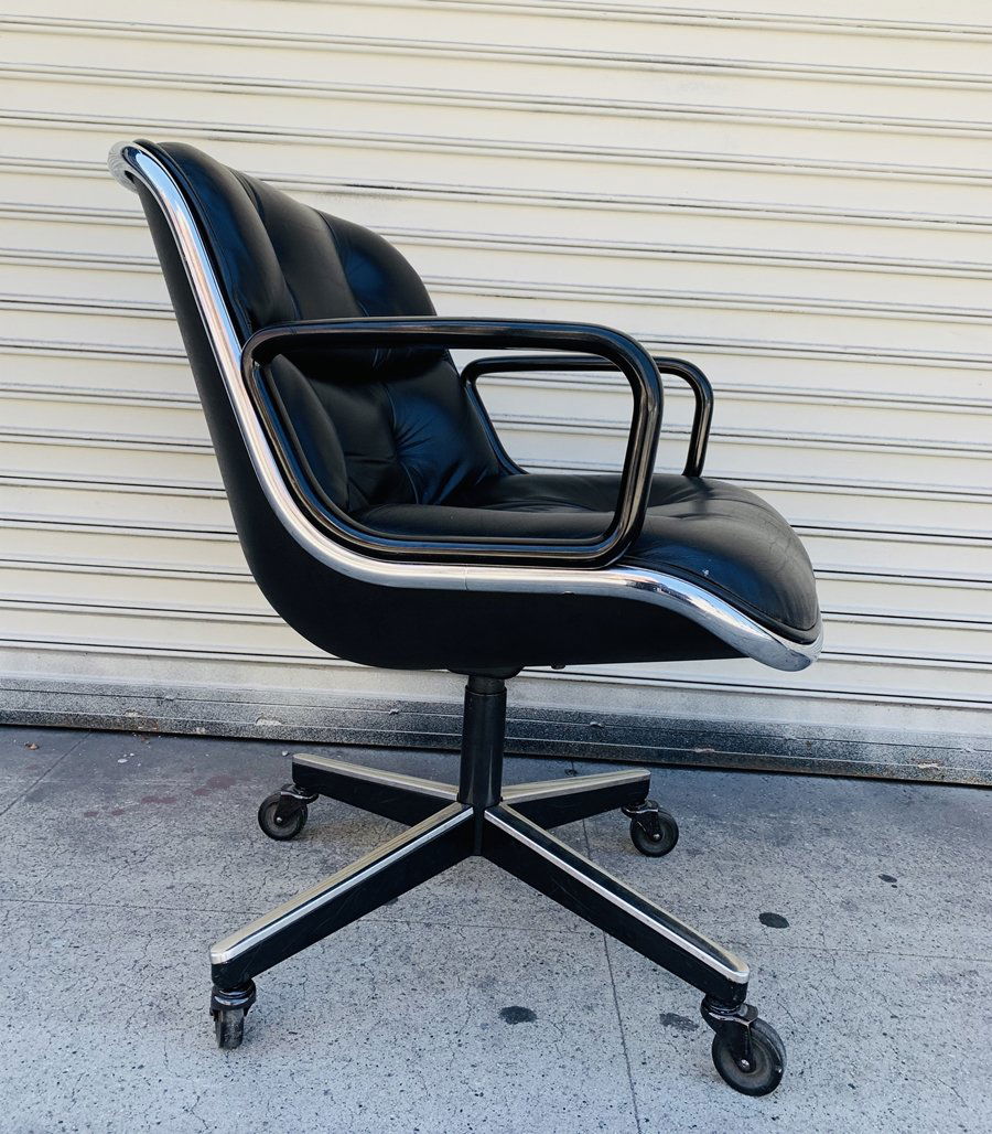 Charles Pollock for Knoll Executive Chair: American modern executive chair designed by Charles Pollock for Knoll in the 1960s. The piece has a leather covered plastic back, aluminum frame and a tufted leather seat. Original Knoll label on the