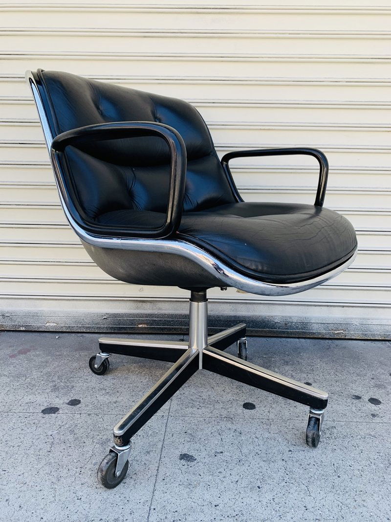 Charles Pollock for Knoll Executive Chair: American modern executive chair designed by Charles Pollock for Knoll in the 1960s. The piece has a leather covered plastic back, aluminum frame and a tufted leather seat. Original Knoll label on the