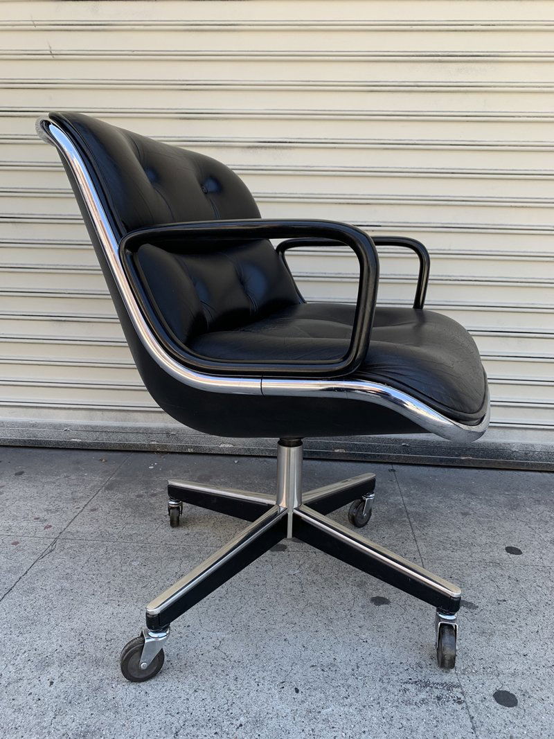 Charles Pollock for Knoll Executive Chair: American modern executive chair designed by Charles Pollock for Knoll in the 1960s. The piece has a leather covered plastic back, aluminum frame and a tufted leather seat. Original Knoll label on the