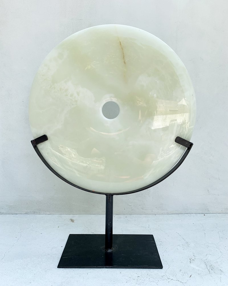 Polished Onyx Sculpture on a Metal Stand: Beautiful Onyx sculpture in a metal stand.The piece is in excellent condition, beautifully polished, the metal shows some oxidation. Measurements: 23.25 inches high x 17 inches wide x 6 inches deep (b