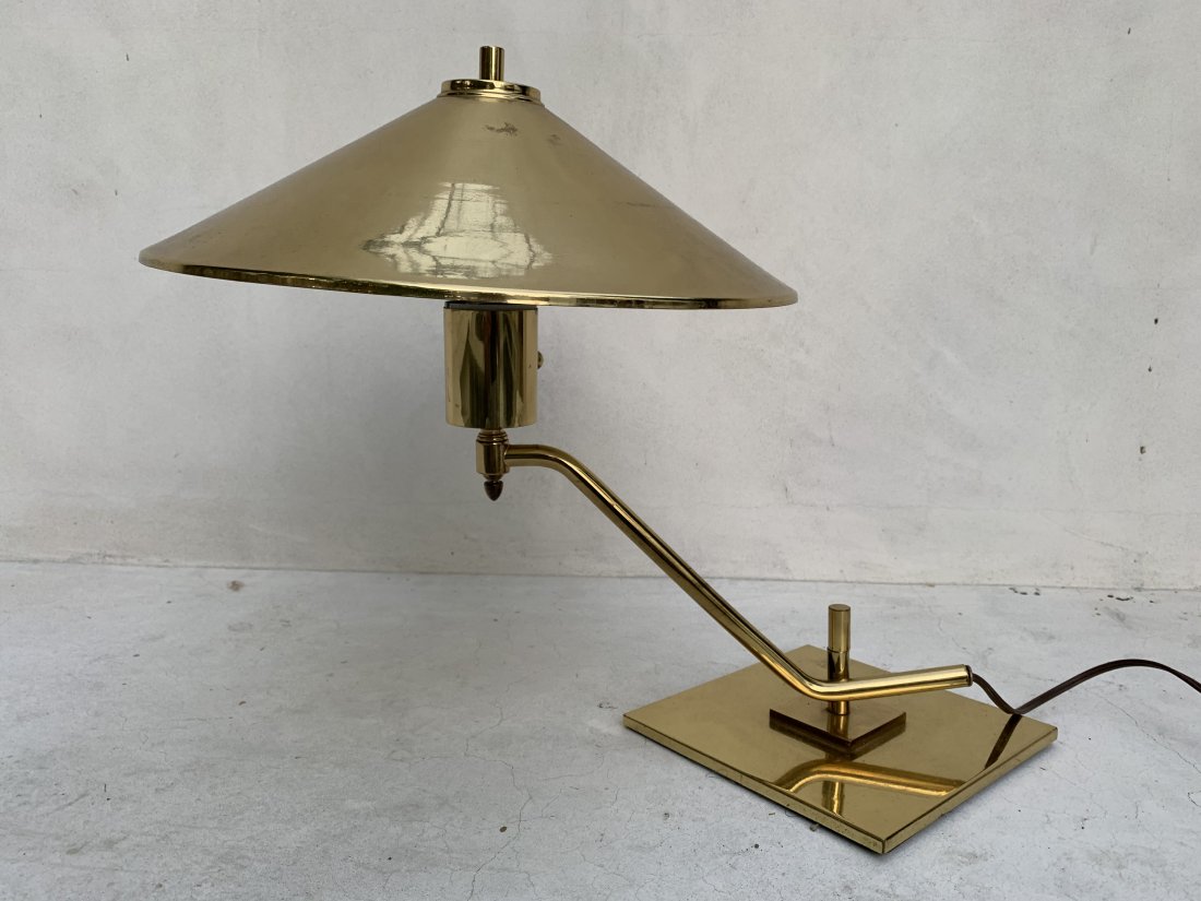Vintage Table Lamp in Solid Brass w/ Swiveling Arm: Beautiful table lamp made in solid brass, the lamp has a swiveling arm and a brass shade. Working condition. Measurements: 15 inches high x 17 inches deep x 13 inches shade diameter, base is 7 inches 