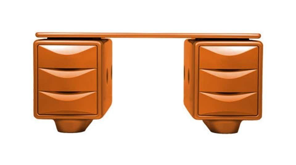 Ernest IGL Jet Desk Used in Men in Black III: In 1970 Ernest Igl designed the Jet Desk, which became a cult object collected along with Eames and Herman Miller pieces. The desk is part of limited edition of an over 1000 pieces created. This parti