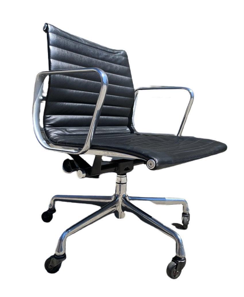 Herman Miller EA335 Eames Aluminum Group Desk Chair: Eames aluminum group management chair. The chair is both, classic and contemporary. First designed in 1958. The chair is made of black leather and have an adjustable five-star aluminum base on casters