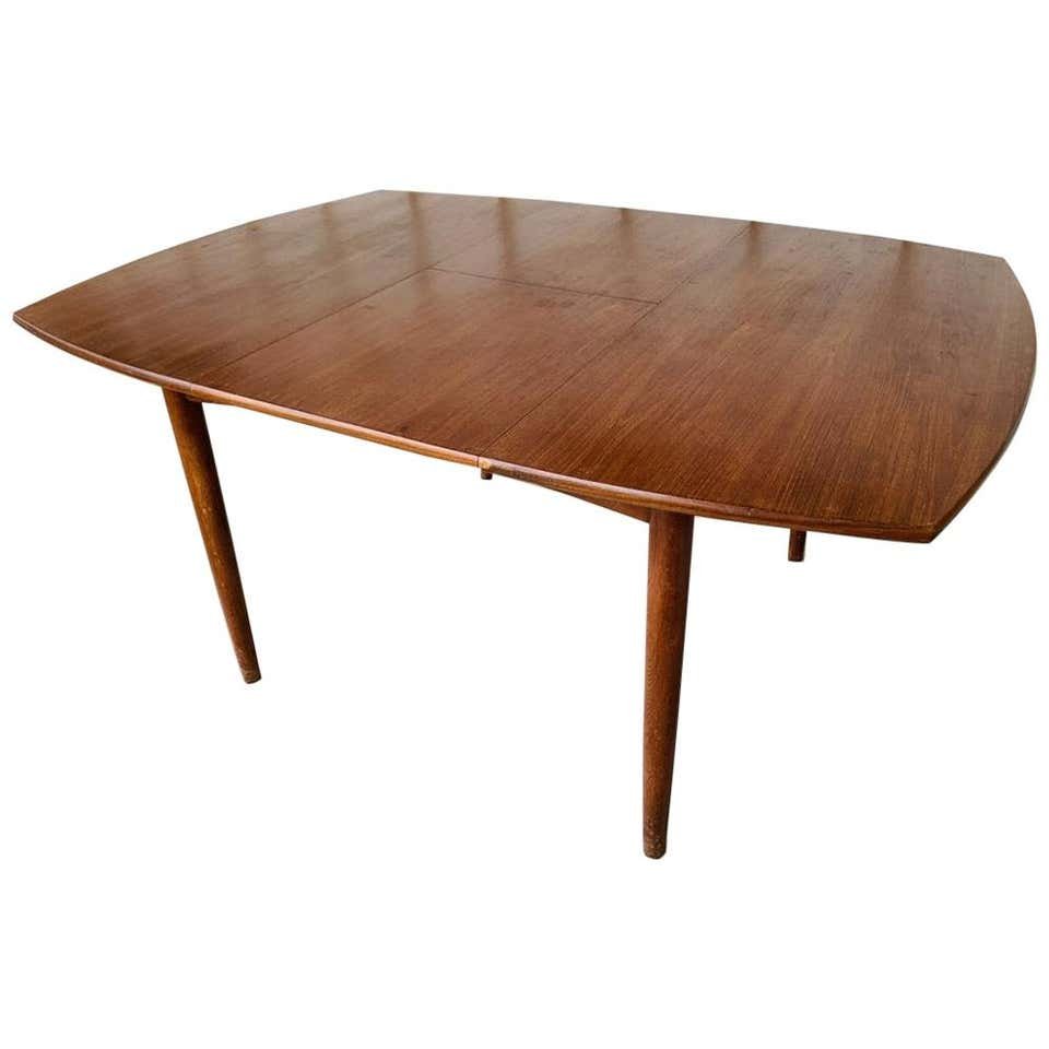 Expandable dining table by OC Ausen Mobelfabrik: Danish dining table with 2 leaves that can be added as more space is needed, the table was made in Denmark, Designed and manufactured by O.C. Ausen Mobelfabrik. The table is in vintage condition and m
