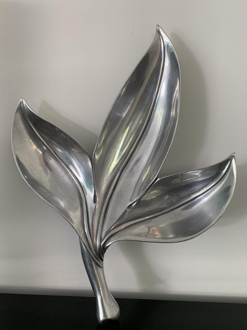 ROYAL HICKMAN RH10 Leaf Tray Signed: Large leaf dish by Bruce Fox for ROYAL HICKMAN. Signed Bruce Fox, Royal Hickman RH10.The piece has beautiful lines and is perfect to use as a candy dish or food tray.DIMENSIONS15.5 wide 11.5 deep x 1.