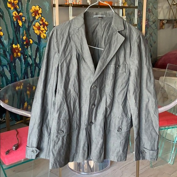 John Varvatos Men’s Blazer Made in Italy, size 48: Beautiful blazer coat designed and manufactured in Italy by John Varvatos, the blazer is gray with large pockets, size 48, excellent condition with minimal wear.17” shoulder to shoulder x 18” pit 