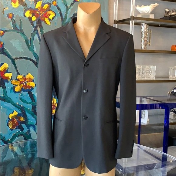 Men’s sports blazer coat made in Italy by Sisley: Beautiful men’s blazer coat designed and manufactured in Italy by Sisley, Brown with black tones color with black lining, 3 button closure, good condition. The blazer is size 54 European and 44 or L
