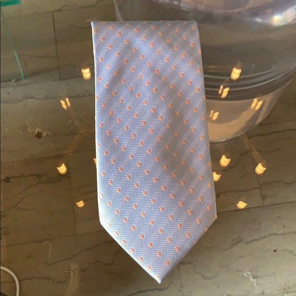 Silk tie made in Italy by Ermenegildo Zegna: Beautiful silk tie designed and manufactured in Italy by Ermenegildo Zegna, like new condition. 4” wide x 59” length. Light blue with pink poker dots. All items are sold as is. The auction house d