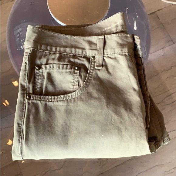 RB 15X Jeans by Rag & Bone Made in the USA 30x28: Beautiful pair of men’s jeans hand made in the USA by Rag & Bone and part of the RB 15X /SLIM STRAIGHT collection, size 30 (17” across waist) x 28” inseam x 10” rise x 7 3/4” leg opening x 3