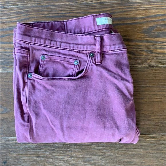 Men’s Jeans by Burberry Brit, slim Fit sz 36x32: Nice pair of men’s jeans designed and manufactured by Burberry Brit.The jeans are in a burgundy color, slim fit, size 36 waist (18.5” across waist) x 32” inseam x 10” rise x 42” full length