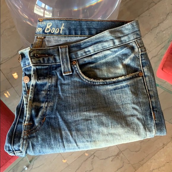 Vintage Fossil Jeans sz 32x29.5 Made in the USA: Nice pair of Vintage Fossil Jeans designed and manufactured in the USA, 100% cotton, Slim Boot style, button fly closure, distressed look around pockets, very good condition, no rips, holes or stains 