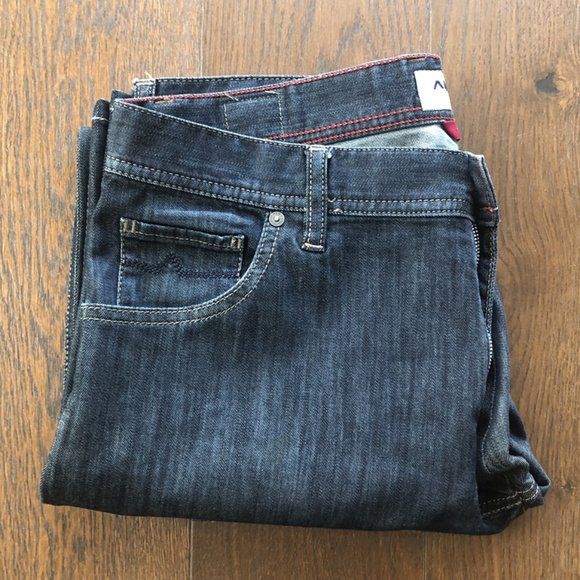 Alberto Jeans, Modern Fit, Stone Light Denim 34x30: Alberto 5 pocket Modern Fit, Stone, Light Denim. Very Fine yarn and dense denim construction give the jean a modern, elegant flair. Uniform coloring paired with tonal stitching make this jean perfect 
