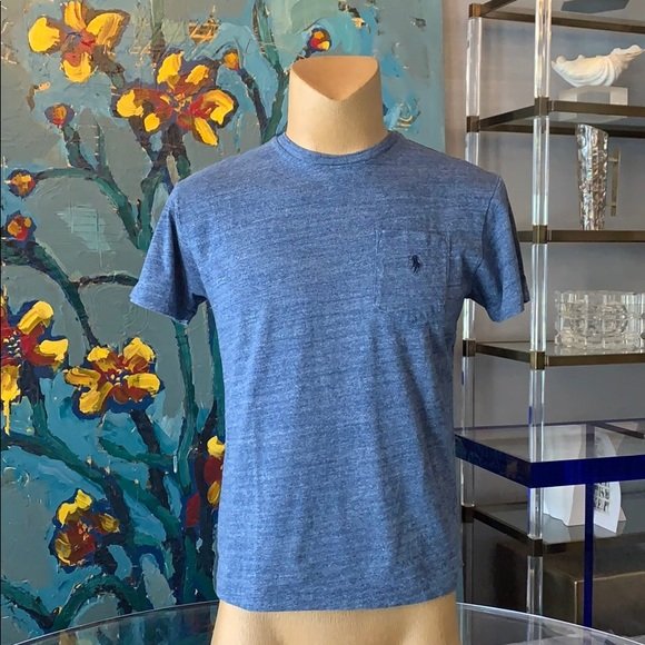 Men’s T shirt in size M by Ralph Lauren: Nice T shirt designed and manufactured by Ralph Lauren, size M.Good condition. Blue with grey undertones. 18” shoulder to shoulder x 20” across chest x 25.5” length x 7” sleeve length. No rips