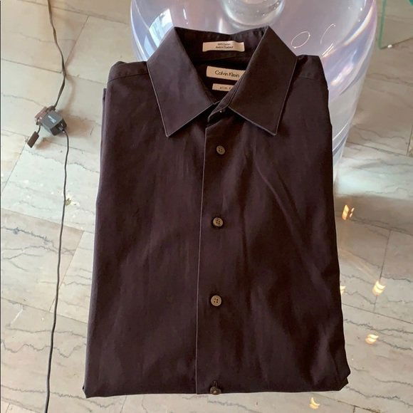 Calvin Klein Slim Fit Men’s Dress Shirt size 16.5: Nice dress shirt in size 16.5 by Calvin Klein, slim fit, chocolate brown with a slight sheen.Good condition but it shows some wear.One of the buttons on the cuff has been replaced and is different fro