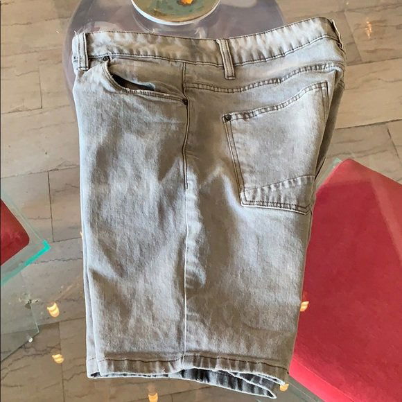 Low Rider Jean Shorts Designed in Australia 34x9: Nice pair of low rider jean shorts, size 34 waist x 9” inseam x 9” leg opening x 18” full length.Button fly closure deep pockets and very comfortable with an ice stretchy design.98% cotton and 2