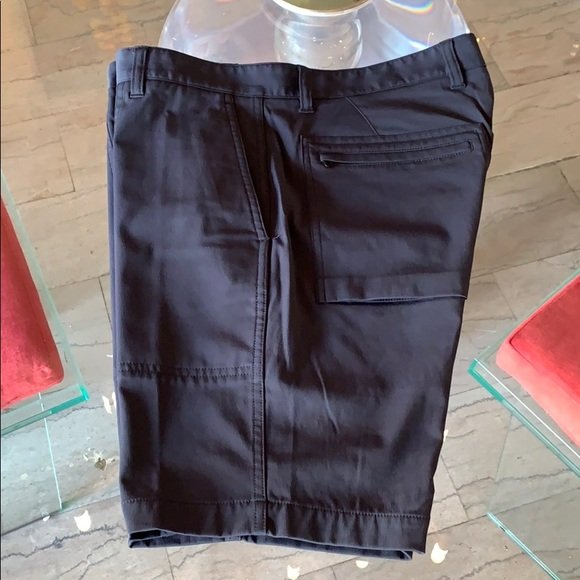 Men’s DITMAS shorts in size 34x9x18.5 by Theory: Beautiful pair of men’s shorts in size 34 waist x 9” inseam x 18.5” length x 9” leg opening. Line new condition, no stains, rips or holes and from a pet and smoke free home. Navy blue color, d