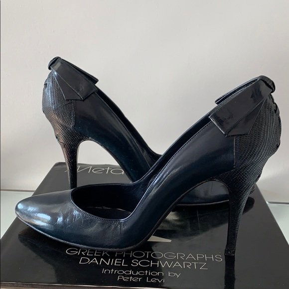 Stuart Weitzman for Martinique Heels in Size 7 1/2: Beautiful pair of heels by Stuart Weitzman for Martinique, the shoes are made in navy blue patent leather, beautiful design to the back of the heel, in excellent condition with very little wear. Size