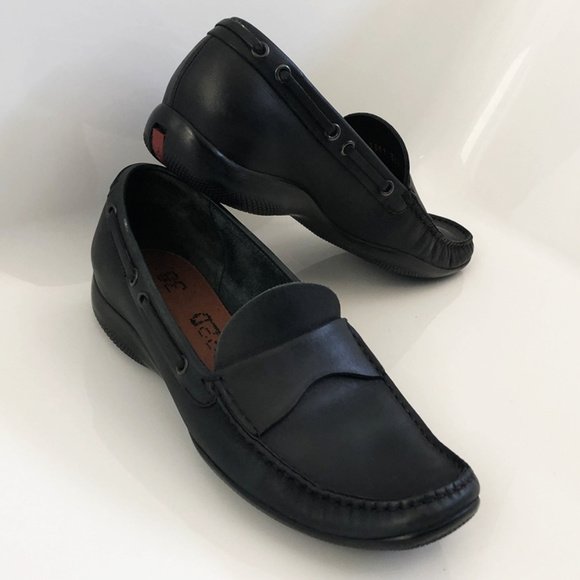 Women's Prada Leather Loafers in Size 8.5: Nice pair of Prada loafers in size 8.5 in very good condition but missing the insoles.Very little wear to leather and out soles, very comfortable and with lots of life left in them.All items are sold
